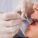 afbeelding vertoont vrouw bij tandarts