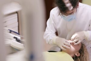 "Tandarts voert behandeling uit – tandartsverzekering vergelijken en orthodontie verzekering zonder wachttijd."