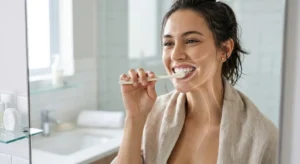 Persoon poetst tanden in moderne badkamer met focus op mondgezondheid en hygiëne